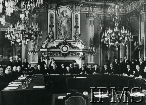 27 sierpnia 1928, Paryż, Francja.
Uroczyste podpisanie paktu Brianda-Kelloga (inaczej pakt paryski) o wyrzeczeniu się wojny jako instrumentu polityki narodowej. Pierwszy od prawej przy stole siedzi minister spraw zagranicznych August Zaleski.
Fot. Instytut Polski i Muzeum im. gen. Sikorskiego w Londynie. [kolekcja Augusta Zaleskiego, teczka 27]