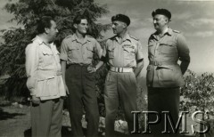 1945-1947, brak miejca.
Generał Władysław Anders z synem Jerzym (2. od prawej).
Fot. NN, Instytut Polski w Londynie w Londynie [teczka 2 - Władysław Anders]