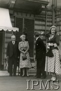 Przed 1955, Londyn, Anglia, Wielka Brytania.
Od lewej stoją Stanisław Stroński, Helena Sikorska, NN, Irena Anders.
Fot. NN, Instytut Polski w Londynie w Londynie [teczka 2 - Władysław Anders]