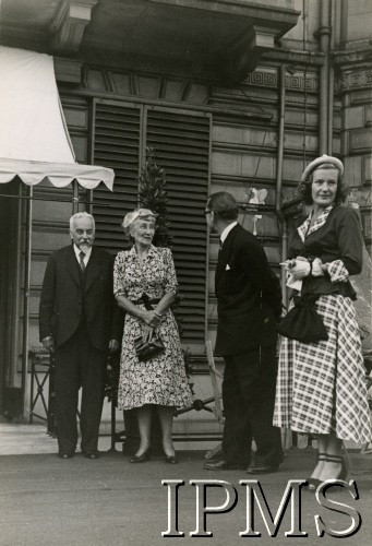 Przed 1955, Londyn, Anglia, Wielka Brytania.
Od lewej stoją Stanisław Stroński, Helena Sikorska, NN, Irena Anders.
Fot. NN, Instytut Polski w Londynie w Londynie [teczka 2 - Władysław Anders]