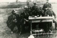 1924-1934, Polska.
Pułkownik Władysław Anders (2. z lewej siedzi przy stole) podczas manewrów wojskowych.
Fot. Instytut Polski im. Gen. Sikorskiego w Londynie [teczka 2 - Władysław Anders]