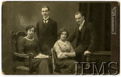 11.03.1912, Ryga, Rosja.
Wanda Szpakowska (siedzi 1. z lewej), Ryszard Rauba (stoi 1. z lewej), Julia Grudzińska (siedzi 2. z lewej), Władysław Anders (stoi 2. z lewej) pozują do zdjęcia w atelier fotograficznym.
Fot. NN, Instytut Polski w Londynie w Londynie [teczka 2 - Władysław Anders]