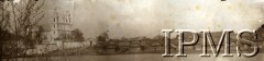 Lata 20., Iwieniec, Polska.
Iwieniec nad rzeką Wołmą, po prawej stronie widać kościół św. Michała Archanioła. 
Fot. NN, Instytut Polski i Muzeum im. gen. Sikorskiego w Londynie, przekazał kpt Jan Sas-Tatomir. [album B22]