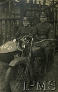 Lata 20., Iwieniec, Polska.
Podoficerowie Korpusu Ochrony Pogranicza na motocyklu z bocznym wózkiem.
Fot. NN, Instytut Polski i Muzeum im. gen. Sikorskiego w Londynie, przekazał kpt Jan Sas-Tatomir. [album B22]