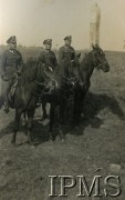 Lata 20., Iwieniec, Polska.
Kawalerzyści Korpusu Ochrony Pogranicza przy słupie granicznym.
Fot. NN, Instytut Polski i Muzeum im. gen. Sikorskiego w Londynie, przekazał kpt Jan Sas-Tatomir. [album B22]