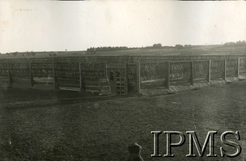 Lata 20., Iwieniec, Polska.
Ujeżdżalnia koni szwadronu kawalerii Batalionu Korpusu Ochrony Pogranicza Iwieniec. Żołnierze stoją przy swoich koniach.
Fot. NN, Instytut Polski i Muzeum im. gen. Sikorskiego w Londynie, przekazał kpt Jan Sas-Tatomir. [album B22]