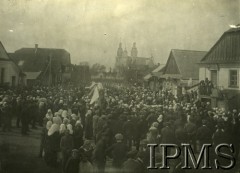 Lata 20., Iwieniec, Polska.
Procesja Bożego Ciała, po lewej stoi 