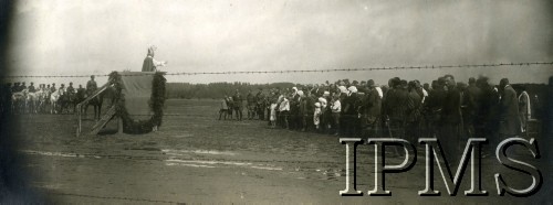 Lata 20., Polska.
Msza święta polowa koncelebrowana przez naczelnego kapelana Wojska Litwy Środkowej Władysława Bandurskiego. Widok na przemawiającego z ambony biskupa, żołnierzy Korpusu Ochrony Pogranicza i wiernych.
Fot. NN, Instytut Polski i Muzeum im. gen. Sikorskiego w Londynie, przekazał kpt Jan Sas-Tatomir. [album B22]