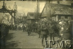 Lata 20., Iwieniec, Polska.
Święto 3 maja. Kawalerzyści z końmi stoją wzdłuż głównej ulicy miasta. W tle widać kościół św. Michała Archanioła.
Fot. NN, Instytut Polski i Muzeum im. gen. Sikorskiego w Londynie, przekazał kpt Jan Sas-Tatomir. [album B22]