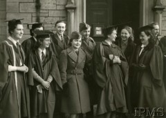 28.02.1941, St. Andrews, Szkocja, Wielka Brytania.
Zofia Leśniowska, córka gen. Władysława Sikorskiego, ze studentkami Uniwersytetu St. Andrews po promocji Naczelnego Wodza - gen. Władysława Sikorskiego na doktora praw.
Fot. NN, Instytut Polski i Muzeum im. gen. Sikorskiego w Londynie
