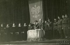 1940-1943, brak miejsca.
Uroczystości z udziałem gen. Władysława Sikorskiego (stoi w środku). Z lewej stoją marynarze. W tle wisi flaga z Białym Orłem.
Fot. NN, Instytut Polski i Muzeum im. gen. Sikorskiego w Londynie