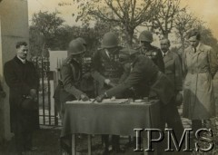 15.08.1937, Wilno, Polska.
Święto Pułkowe 85 Pułku Strzelców Wileńskich - uroczystości przed Mauzoleum na Rossie, oficerowie wpisujący się do księgi pamiątkowej.
Fot. NN, Instytut Polski i Muzeum im. gen. Sikorskiego w Londynie
