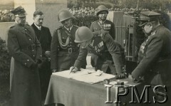 15.08.1937, Wilno, Polska.
Święto Pułkowe 85 Pułku Strzelców Wileńskich - uroczystości przed Mauzoleum na Rossie, oficerowie wpisujący się do księgi pamiątkowej.
Fot. NN, Instytut Polski i Muzeum im. gen. Sikorskiego w Londynie
