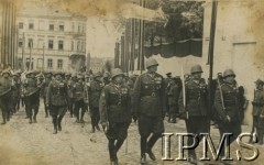 12.05.1936, Wilno, Polska.
Pogrzeb serca Marszałka Józefa Piłsudskiego. Na pierwszym planie czterej oficerowie z szablami.
Fot. NN, Instytut Polski i Muzeum im. gen. Sikorskiego w Londynie

