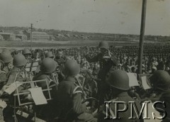 1936-1937, Nowa Wilejka, woj. wileńskie, Polska.
Orkiestra 85 Pułku Strzelców Wileńskich podczas koncertu.
Fot. NN, Instytut Polski i Muzeum im. gen. Sikorskiego w Londynie
