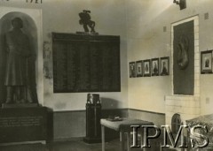 1936-1937, Nowa Wilejka, woj. wileńskie, Polska.
Muzeum 85 Pułku Strzelców Wileńskich. Z lewej stoi rzeźba przedstawiająca żołnierza, na ścianie wisi wizerunek Matki Boskiej i tablica z nazwiskami poległych żołnierzy - 