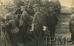 1936-1937, Nowe Święciany, Polska.
Przegląd wyszkolenia żołnierzy 85 Pułku przez Inspektora Armii gen. Stefana Dąb-Biernackiego.
Fot. NN, Instytut Polski i Muzeum im. gen. Sikorskiego w Londynie


