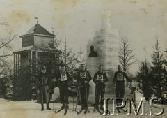 1937, Polska.
Bieg narciarski Zułów-Wilno z udziałem żołnierzy 85 Pułku Strzelców Wileńskich. Zawodnicy na tle lodowego postumentu, na którym stoi popiersie Marszałka Józefa Piłsudskiego.
Fot. NN, Instytut Polski i Muzeum im. gen. Sikorskiego w Londynie
