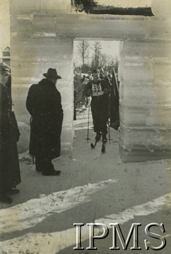 1937, Polska.
Bieg narciarski Zułów-Wilno z udziałem żołnierzy 85 Pułku Strzelców Wileńskich. Zawodnik przebiega przez bramę z lodu.
Fot. NN, Instytut Polski i Muzeum im. gen. Sikorskiego w Londynie
