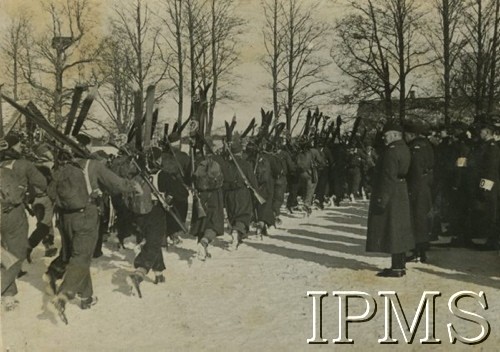 1937, Polska.
Bieg narciarski Zułów-Wilno z udziałem żołnierzy 85 Pułku Strzelców Wileńskich.
Fot. NN, Instytut Polski i Muzeum im. gen. Sikorskiego w Londynie
