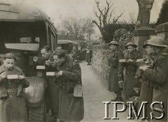 Lata 40., brak miejsca.
Polskie Siły Zbrojne na Zachodzie, żołnierze podczas posiłku.
Fot. NN, Instytut Polski i Muzeum im. gen. Sikorskiego w Londynie [album 09 - PSZ na Zachodzie, Pomocnicza Służba Kobiet, 1 Dywizja Pancerna].