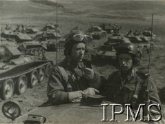 1942-1947, brak miejsca.
Żołnierze 1 Dywizji Pancernej w czołgu.
Fot. NN, Instytut Polski i Muzeum im. gen. Sikorskiego w Londynie [album 09 - PSZ na Zachodzie, Pomocnicza Służba Kobiet, 1 Dywizja Pancerna].