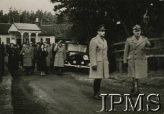 Marzec 1941, Szkocja, Wielka Brytania.
Brytyjska para królewska - Jerzy VI i Elżbieta wizytuje I Korpus Polski. Na pierwszym planie od prawej Naczelny Wódz Polskich Sił Zbrojnych gen. Władysław Sikorski i król Jerzy VI, na drugim planie w środku królowa Elżbieta.
Fot. NN, Instytut Polski i Muzeum im. gen. Sikorskiego w Londynie [album 009 - PSZ na Zachodzie, Pomocnicza Służba Kobiet, 1 Dywizja Pancerna].