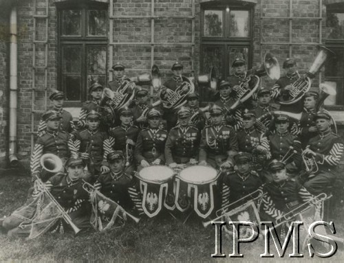 1934, Trembowla, woj. tarnopolskie, Polska.
Pluton trębaczy z instrumentami: bębnami, trąbkami i puzonami.
Fot. NN, Instytut Polski i Muzeum im. gen. Sikorskiego w Londynie