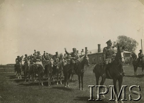 29.06.1936, Trembowla, woj. tarnopolskie, Polska.
Uroczystości z okazji 15-lecia 9 Pułku Ułanów. Adiutant i pluton trębaczy.
Fot. NN, Instytut Polski i Muzeum im. gen. Sikorskiego w Londynie