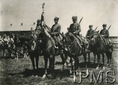 29.06.1936, Trembowla, woj. tarnopolskie, Polska.
Uroczystości z okazji 15-lecia 9 Pułku Ułanów, poczet sztandarowy.
Fot. NN, Instytut Polski i Muzeum im. gen. Sikorskiego w Londynie