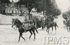 26.08.1936, Wilno, Polska.
Przemarsz 9 Pułku ulicami miasta na cmentarz na Rossie. W tle napis reklamowy: 