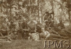 Przed 1939, Trembowla, woj. tarnopolskie, Polska.
Grupa ułanów 9 Pułku podczas odpoczynku w lesie, z prawej stoi żołnierz z puzonem.
Fot. NN, Instytut Polski i Muzeum im. gen. Sikorskiego w Londynie