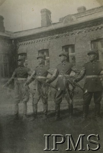 Przed 1939, Trembowla, woj. tarnopolskie, Polska.
Czterej ułani z 9 Pułku z trąbkami. Podpis: 