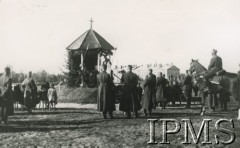 16.10.1929, Trembowla, woj. tarnopolskie, Polska.
Święto 9 Pułku Ułanów. Msza polowa w koszarach.
Fot. NN, Instytut Polski i Muzeum im. gen. Sikorskiego w Londynie