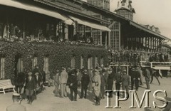 Przed 1939, Warszawa, Polska.
Tor wyścigów konnych na Polach Mokotowskich, publiczność na trybunie.
Fot. NN, Instytut Polski i Muzeum im. gen. Sikorskiego w Londynie