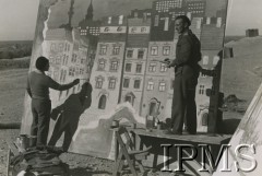 1943, Irak.
Żołnierski teatr, dwaj żołnierze malują teatralną dekorację - widok warszawskiej Starówki.
Fot. NN, Instytut Polski i Muzeum im. gen. Sikorskiego w Londynie

