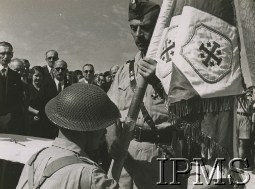 1943, Palestyna.
Generał Władysław Anders ze sztandarem 5 Dywizji Piechoty, ufundowanym przez polskich uchodźców w Palestynie
Fot. NN, Instytut Polski i Muzeum im. gen. Sikorskiego w Londynie

