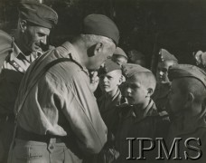 1943, brak miejsca.
Naczelny Wódz gen. Kazimierz Sosnkowski i dowódca Armii Polskiej na Wschodzie gen. Władysław Anders z wizytą w szkole u najmłodszych junaków.
Fot. NN, Instytut Polski i Muzeum im. gen. Sikorskiego w Londynie

