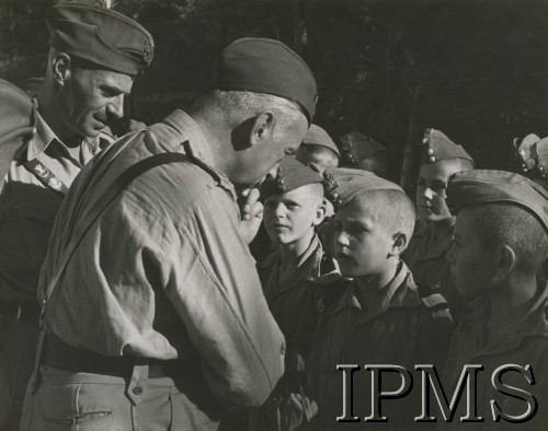 1943, brak miejsca.
Naczelny Wódz gen. Kazimierz Sosnkowski i dowódca Armii Polskiej na Wschodzie gen. Władysław Anders z wizytą w szkole u najmłodszych junaków.
Fot. NN, Instytut Polski i Muzeum im. gen. Sikorskiego w Londynie

