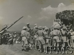 1944, Włochy.
Grupa artylerzystów obok samochodu-kantyny obsługiwanego przez Pomocniczą Służbę Kobiet.
Fot. NN, Instytut Polski i Muzeum im. gen. Sikorskiego w Londynie

