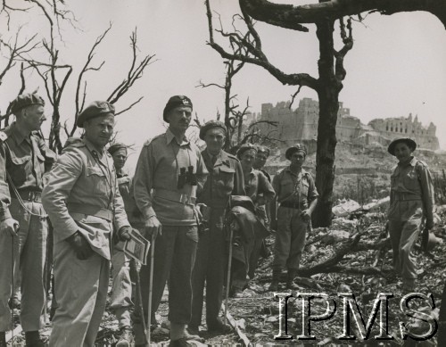 Maj 1944, Cassino, Włochy.
Generał Władysław Anders zwiedza pobojowisko w towarzystwie oficerów ze sztabu - z lewej stoi ppor. Eugeniusz Lubomirski, obok niego gen. Bronisław Duch. Generał i sztab idą drogą oczyszczoną przez saperów 3 Dywizji Strzelców Karpackich. Droga jest oznaczona białą taśmą. W głębi widać ruiny klasztoru na górze Monte Cassino. 
Fot. NN, Instytut Polski i Muzeum im. gen. Sikorskiego w Londynie