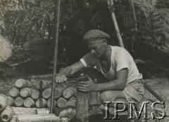 Maj 1944, Cassino, Włochy.
Żołnierz 2 Korpusu przygotowujący pociski artyleryjskie.
Fot. NN, Instytut Polski i Muzeum im. gen. Sikorskiego w Londynie