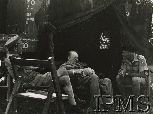 26.08.1944, Włochy.
Brytyjski premier Winston Churchill, wizytujący front włoski, spotkał się z gen. Władysław Andersem, dowódcą 2 Korpusu, z lewej siedzi marszałek sir Harold Alexander, dowódca sił alianckich we Włoszech. 
Fot. NN, Instytut Polski i Muzeum im. gen. Sikorskiego w Londynie