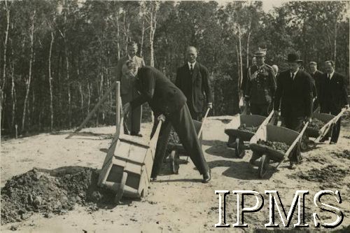 1935, Kraków, Polska.
Budowa Kopca Józefa Piłsudskiego, na pierwszym planie minister spraw zagranicznych Józef Beck wysypuje ziemię z taczki, z tyłu, 1. z prawej Marian Zyndram-Kościałkowski.
Fot. NN, Instytut Polski i Muzeum im. gen. Sikorskiego w Londynie [004 - luźne karty].