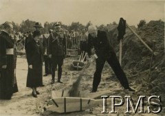 Lipiec 1935, Kraków, Polska.
Budowa Kopca Józefa Piłsudskiego, prezydent RP Ignacy Mościcki wsypuje ziemię na taczkę, obok stoją (od lewej): kapelan prezydenta RP ks. Jan Humpola, adiutanci prezydenta RP kpt. Józef Hartman i mjr Zygmunt Gużewski, przed nimi żona prezydenta Maria Mościcka.
Fot. Polska Agencja Telegraficzna, Instytut Polski i Muzeum im. gen. Sikorskiego w Londynie [004 - luźne karty].