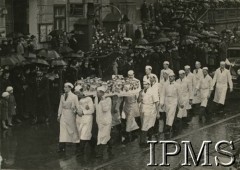 Lata 30., Warszawa, Polska.
Uroczystości na Krakowskim Przedmieściu, przejście piekarzy z koszem kwiatów, po prawej w głębi schody kościoła pw. Świętego Krzyża.
Fot. NN, Instytut Polski i Muzeum im. gen. Sikorskiego w Londynie [004 - luźne karty].