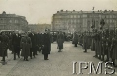 27.04.1936, Warszawa, Polska.
Oficjalna wizyta premiera i ministra spraw zagranicznych Belgii Paula van Zeelanda w Polsce. Premier Belgii (w środku) przechodzi przed frontem kompanii honorowej Wojska Polskiego na Placu Marszałka Józefa Piłsudskiego, towarzyszą mu: płk Stanisław Machowicz (1. z lewej), gen. Mieczysław Ryś-Trojanowski (na prawo), w drugim rzędzie: szef Protokołu Dyplomatycznego Ministerstwa Spraw Zagranicznych Karol Romer (z lewej) i Komisarz Rządu na m.st. Warszawę Władysław Jaroszewicz. Z tyłu widoczny poseł nadzwyczajny i minister pełnomocny Belgii w Polsce Alexandra Paternotte de la Vaillee (między W. Jaroszewiczem i premierem Belgii).
Fot. NN, Instytut Polski i Muzeum im. gen. Sikorskiego w Londynie [004 - luźne karty].