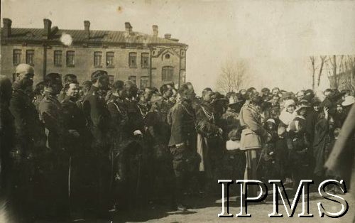Marzec 1921, Chełm, Polska.
Dekoracja sztandaru 2 Pułku Ułanów Grochowskich, w jasnym mundurze Marszałek Józef Piłsudski.
Fot. NN, Instytut Polski i Muzeum im. gen. Sikorskiego w Londynie [album 101 - 2 Pułk Ułanów Grochowskich podczas wojny 1920 r.]