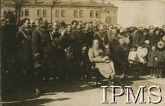 Marzec 1921, Chełm, Polska.
Dekoracja sztandaru 2 Pułku Ułanów Grochowskich, z przodu siedzi Marszałek Józef Piłsudski.
Fot. NN, Instytut Polski i Muzeum im. gen. Sikorskiego w Londynie [album 101 - 2 Pułk Ułanów Grochowskich podczas wojny 1920 r.]