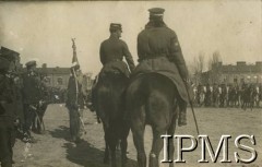 Marzec 1921, Chełm, Polska.
Dekoracja sztandaru 2 Pułku Ułanów Grochowskich.
Fot. NN, Instytut Polski i Muzeum im. gen. Sikorskiego w Londynie [album 101 - 2 Pułk Ułanów Grochowskich podczas wojny 1920 r.]